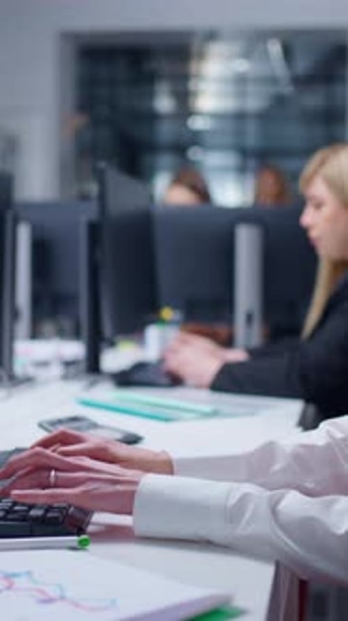 Environnement professionnel des employés de bureau modernes axé sur les ordinateurs et l'analyse de données