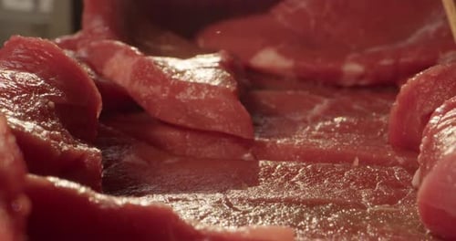 Textur von frischem rohem Rindfleisch mit Sondenlinse, Tunnelrutsche, bereit zum Grillen, Nahaufnahme