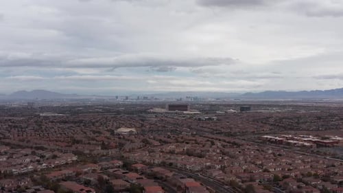 Superbreite Luftaufnahme des Las Vegas Valley vom Red Rock Canyon in Nevada bei bewölktem Himmel
