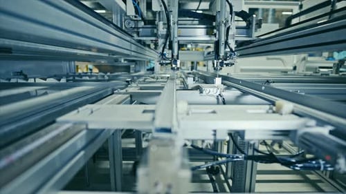 Herstellung von Sonnenkollektoren. Automatisierte Ausrüstung bei der Arbeit in der modernen Industrieanlage.
Aluminium