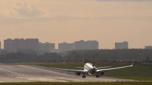 Filmmaterial: Flugzeuglandung berührt die Landebahn