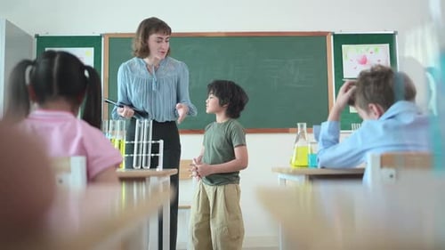 Teacher and students, Learn and experiment with science in a school science classroom.