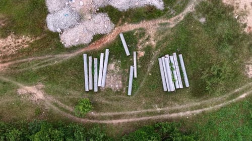 La vista de un Zumbido captura los elementos de construcción dispuestos en todo el sitio