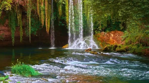Wasserfall, der in einen klaren türkisfarbenen Pool fließt