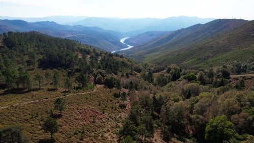 Bergtal und Hügel in Portugal