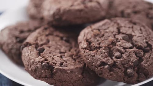 Galletas con doble chispas de chocolate recién horneadas en un plato blanco