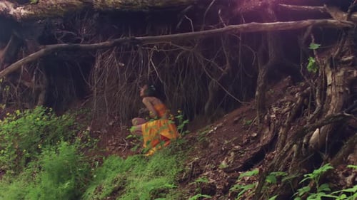 Garota de conto de fadas se escondendo com coelho