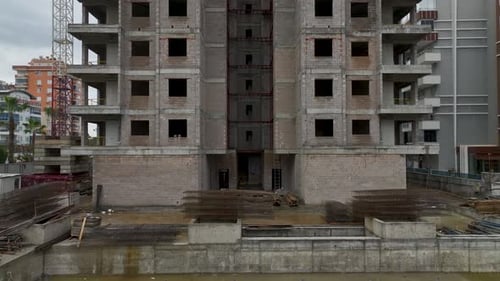 Vídeo aéreo de la construcción de una torre de gran altura con grúa