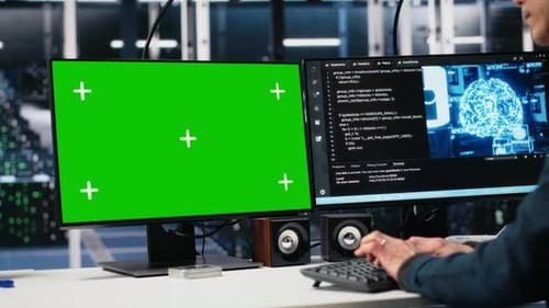 Développeur de logiciels de centre de données gérant des systèmes d'IA à l'aide d'un PC à écran vert