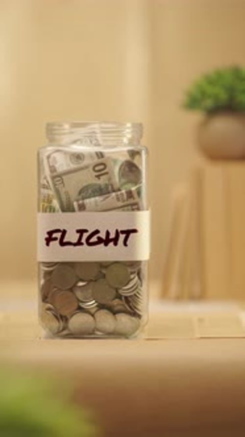 VERTIKALES VIDEO EINER PERSON, DIE GELD FÜR DEN FLUG SPART