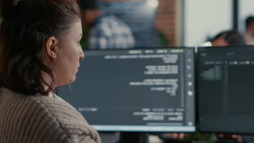 El diseñador de bases de datos codifica algoritmos en la oficina de desarrollo