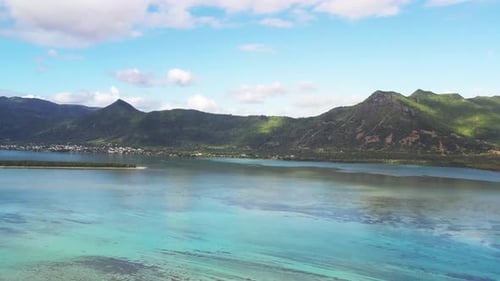 Panorama-Drohnenaufnahme der Küste von Mauritius, Black River, Mauritius.