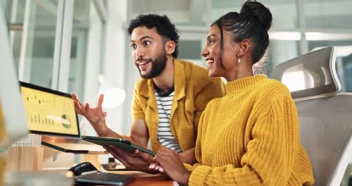 Pessoas felizes, tablet e laptop com alta pontuação para sucesso nos negócios, estatísticas