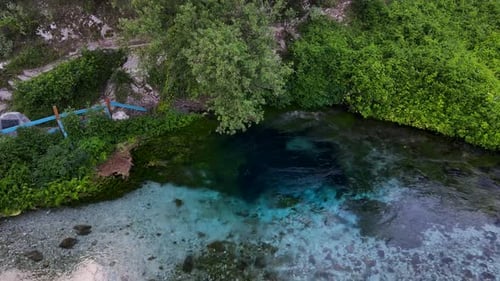 Luftdrohne, Blick auf den Kaltwasserfluss The Blue Eye oder Syri i Kalter im Berg