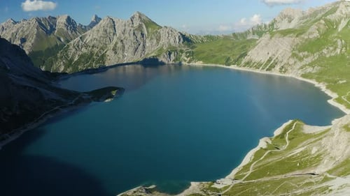 Lac de montagne autrichien en forme de cœur - Lünersee