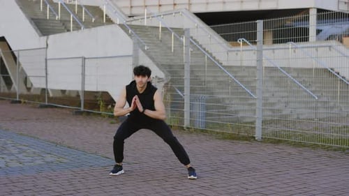 Aktiv fitter Sportler macht Ausfallschritte beim Training im Freien