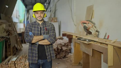 Porträt eines professionellen Schreiners, Holzarbeiters oder Schreiners, Stand mit überkreuzten Armen