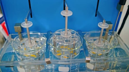 Experimente mit Tabletten im Labor. Medizinisches Pharmakologielabor für chemische Analysereaktoren.