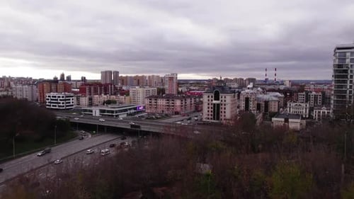 Perspektivische Aufnahme einer modernen Stadt mit Hochhäusern