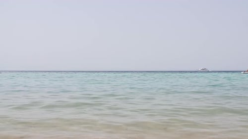 Meerwasser, Wellen, Kommen zum Strand, Landschaften, Blick auf Strand, Meer, Sand und Himmel am Sommertag, Strand, Meer, Raum