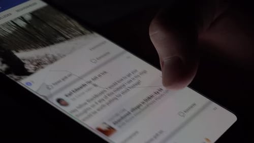 Navegar por las redes sociales más populares, en un teléfono inteligente.