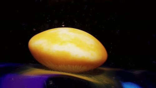Abstraktion, Süßigkeiten oder Tabletten lösen sich unter Wasser auf und verteilen sich mit farbigen Farben.