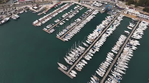 Red de barcos atracados vistos desde arriba con agua verde en la cuenca del puerto
