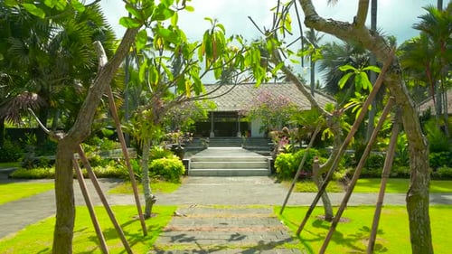 Tropischer Garten mit Teich und schönen Bungalows mit Drohnenblick aus der Luft