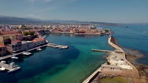 4K-Drohne. Hafen von Chania, einer Stadt in Griechenland. Es liegt an der Nordwestküste der Insel Kreta.