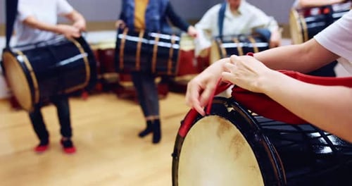 Japonês, mãos e fita com tambor ou instrumento para a tradição e cultura do taiko