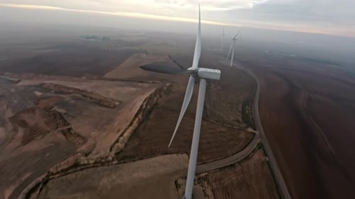 Visão de drone Fpv de alta dinâmica da produção de energia de turbinas eólicas, neblina mouHD 63fbf97204df822fb176a0c1