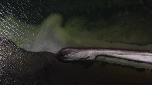 Top Birds: vista panorâmica da longa faixa da ilha ucraniana de Dzarylhach, região de Kherson, no Mar Negro