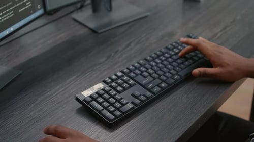 Entwickler geben den Code auf der Office-Tastatur ein