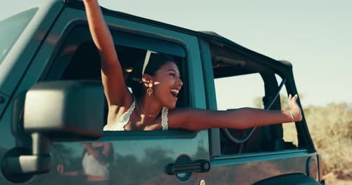 Reise, aufgeregt und Frau mit Fahrzeug, Lächeln und Glück mit Urlaub, Roadtrip und Freude