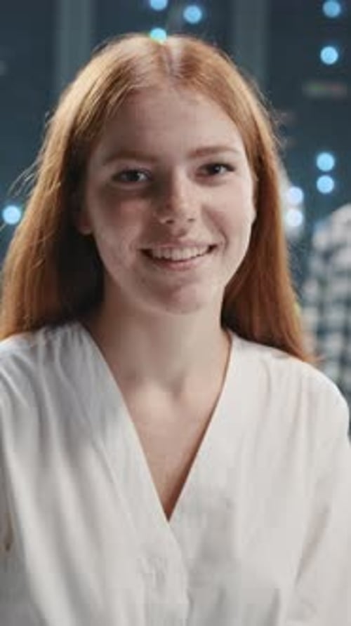 Ginger, une jeune informaticienne attirante et souriante, appréciant un travail de coworking au Data Center Cyber