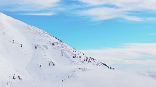 Capturando la ladera nevada del monte Dirfis en Evia
