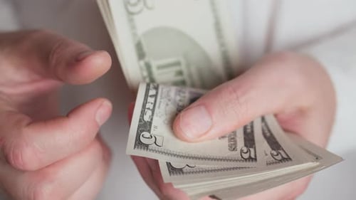 Contando o dinheiro físico em mãos e gerenciando recursos financeiros de forma eficaz