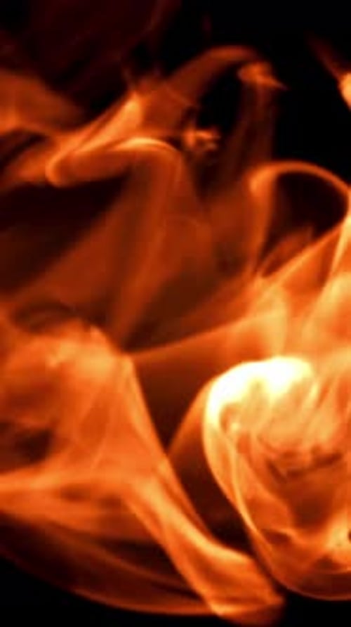 Flammes lumineuses sur fond noir filmées par une caméra haute vitesse à 1000 images par seconde