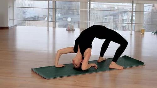 Femme faisant un entraînement de yoga pour la santé mentale au studio Femme exécutant une pose de Kapotasana