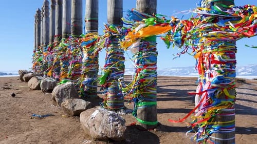 Totens Shaman Rock no topo de um penhasco em Cape Burkhan, Ilha Olkhon