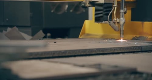 Plasmaschneiden von Metall, CNC-Stahltechnik, Schweißen, Funken, Metallindustrie