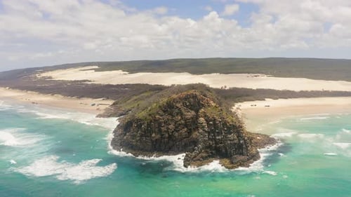 Vidéo 4K filmée par Drone d'un littoral contenant de belles plages de sable à l'extérieur pendant la journée