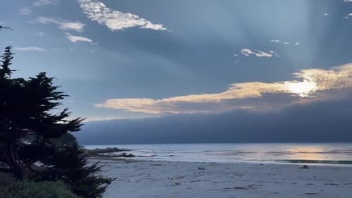 Magnifique coucher de soleil à Carmel by the Sea, en Californie (États-Unis).