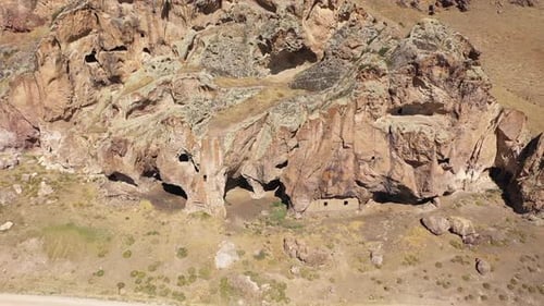 Vue aérienne de l'ancienne maison troglodyte et de la