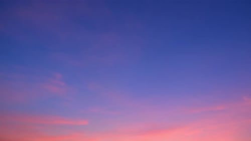 Ein Zeitraffer fängt den majestätischen Sonnenaufgangshimmel ein, Zeitrafferaufnahmen.