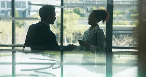 Negócios, reuniões e pessoas no saguão com aperto de mão, saudação e parceria corporativa na empresa