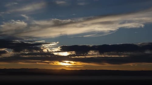 Brillanter Sonnenaufgang mit Wolken, Zoom-in-Zeitraffer