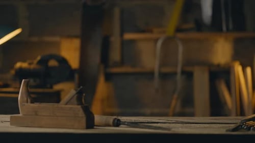 Herramientas, un trabajador manual prepara de manera eficiente el material de madera para procesar el lugar de trabajo
