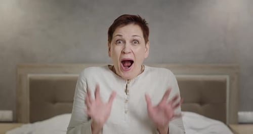 Une femme étonnée réagissant à une bonne nouvelle