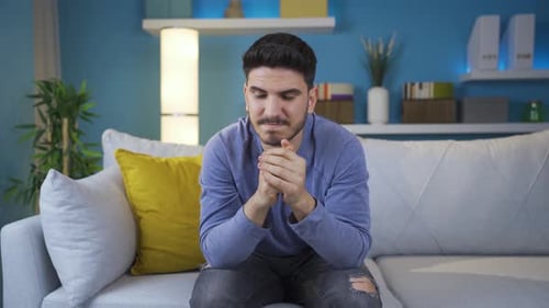 Un joven estresado y preocupado.